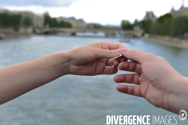 Paris Bridges Prisoner of The Love locks. Les Ponts de Paris prisonnier des cadenas d amour.