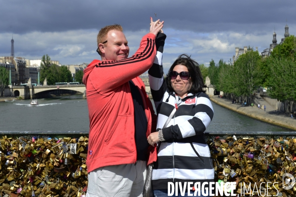 Paris Bridges Prisoner of The Love locks. Les Ponts de Paris prisonnier des cadenas d amour.