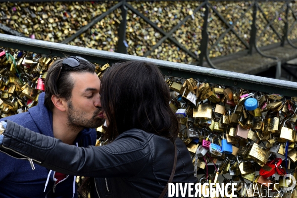 Paris Bridges Prisoner of The Love locks. Les Ponts de Paris prisonnier des cadenas d amour.