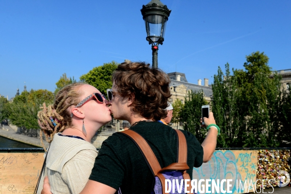 Paris Bridges Prisoner of The Love locks. Les Ponts de Paris prisonnier des cadenas d amour.