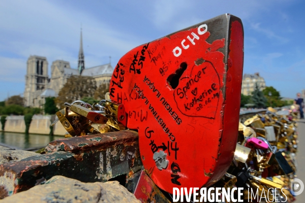 Paris Bridges Prisoner of The Love locks. Les Ponts de Paris prisonnier des cadenas d amour.