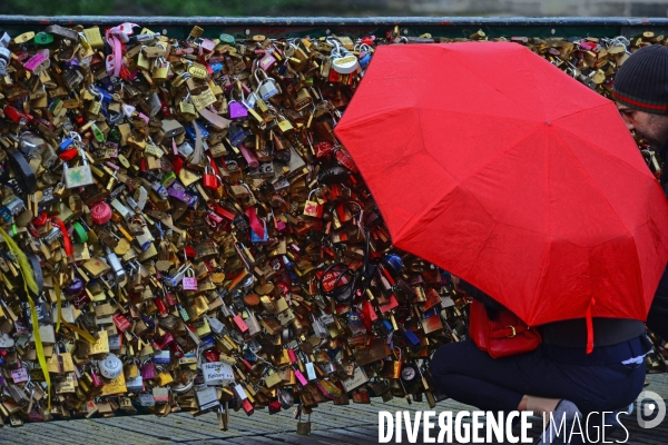 Paris Bridges Prisoner of The Love locks. Les Ponts de Paris prisonnier des cadenas d amour.