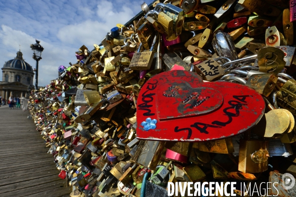 Paris Bridges Prisoner of The Love locks. Les Ponts de Paris prisonnier des cadenas d amour.