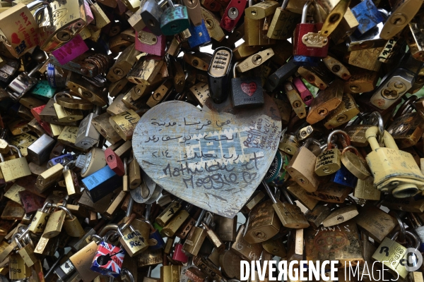 Paris Bridges Prisoner of The Love locks. Les Ponts de Paris prisonnier des cadenas d amour.