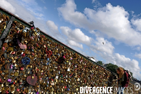 Paris Bridges Prisoner of The Love locks. Les Ponts de Paris prisonnier des cadenas d amour.