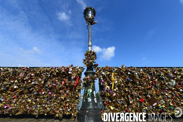 Paris Bridges Prisoner of The Love locks. Les Ponts de Paris prisonnier des cadenas d amour.