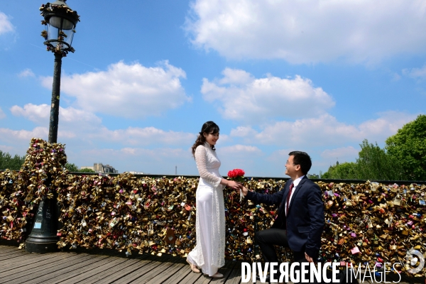 Paris Bridges Prisoner of The Love locks. Les Ponts de Paris prisonnier des cadenas d amour.