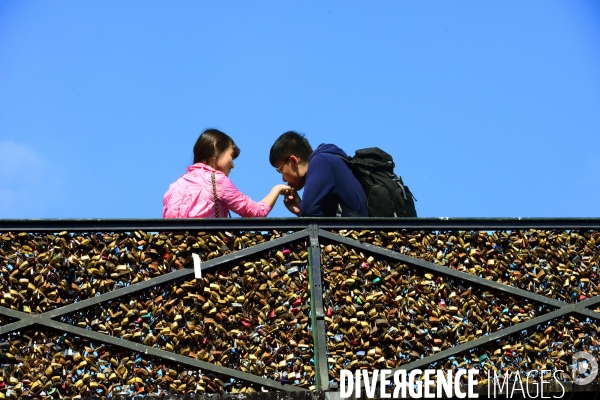 Paris Bridges Prisoner of The Love locks. Les Ponts de Paris prisonnier des cadenas d amour.