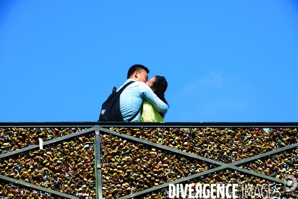 Paris Bridges Prisoner of The Love locks. Les Ponts de Paris prisonnier des cadenas d amour.