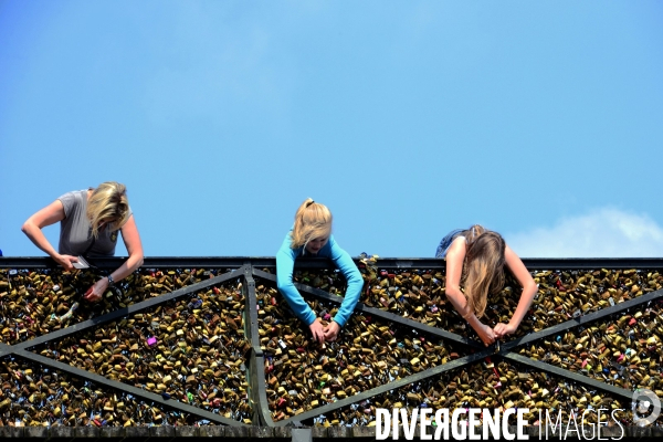 Paris Bridges Prisoner of The Love locks. Les Ponts de Paris prisonnier des cadenas d amour.