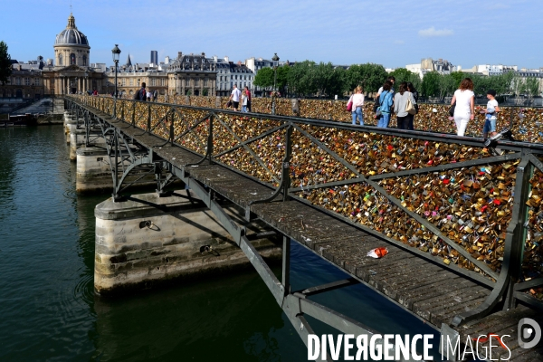 Paris Bridges Prisoner of The Love locks. Les Ponts de Paris prisonnier des cadenas d amour.