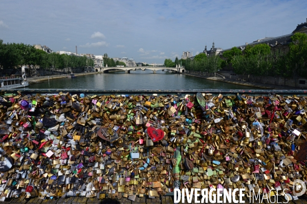 Paris Bridges Prisoner of The Love locks. Les Ponts de Paris prisonnier des cadenas d amour.