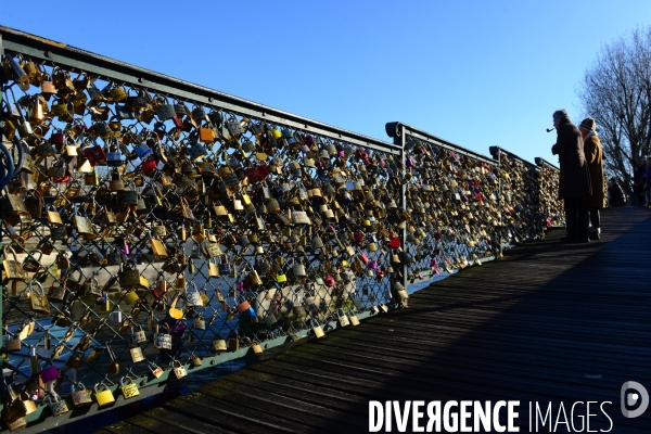 Paris Bridges Prisoner of The Love locks. Les Ponts de Paris prisonnier des cadenas d amour.