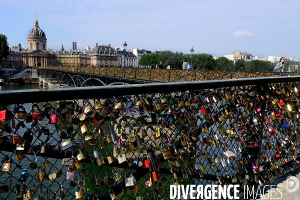 Paris Bridges Prisoner of The Love locks. Les Ponts de Paris prisonnier des cadenas d amour.