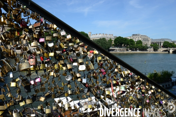 Paris Bridges Prisoner of The Love locks. Les Ponts de Paris prisonnier des cadenas d amour.