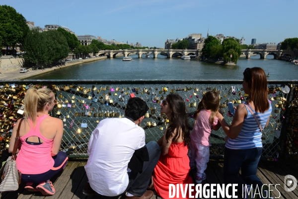 Paris Bridges Prisoner of The Love locks. Les Ponts de Paris prisonnier des cadenas d amour.