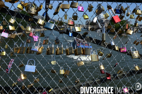 Paris Bridges Prisoner of The Love locks. Les Ponts de Paris prisonnier des cadenas d amour.
