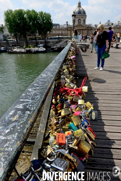 Paris Bridges Prisoner of The Love locks. Les Ponts de Paris prisonnier des cadenas d amour.