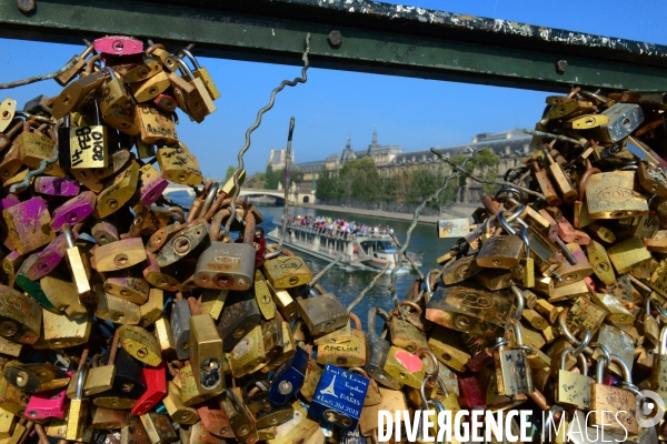 Paris Bridges Prisoner of The Love locks. Les Ponts de Paris prisonnier des cadenas d amour.