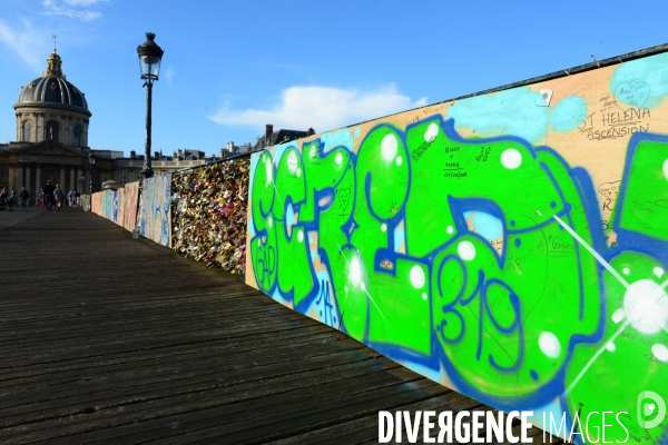 Paris Bridges Prisoner of The Love locks. Les Ponts de Paris prisonnier des cadenas d amour.