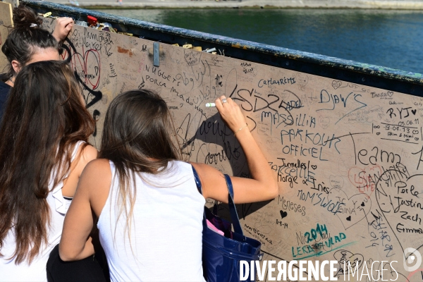 Paris Bridges Prisoner of The Love locks. Les Ponts de Paris prisonnier des cadenas d amour.