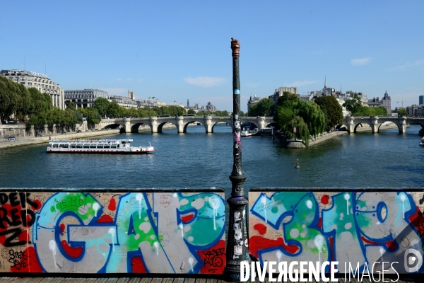 Paris Bridges Prisoner of The Love locks. Les Ponts de Paris prisonnier des cadenas d amour.