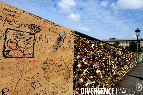 Paris Bridges Prisoner of The Love locks. Les Ponts de Paris prisonnier des cadenas d amour.