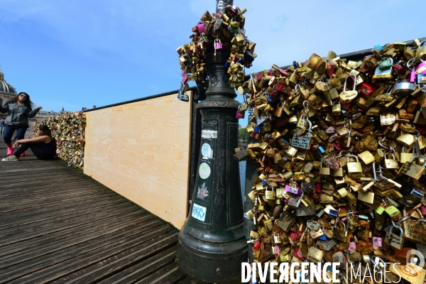 Paris Bridges Prisoner of The Love locks. Les Ponts de Paris prisonnier des cadenas d amour.