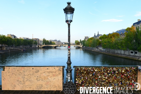 Paris Bridges Prisoner of The Love locks. Les Ponts de Paris prisonnier des cadenas d amour.