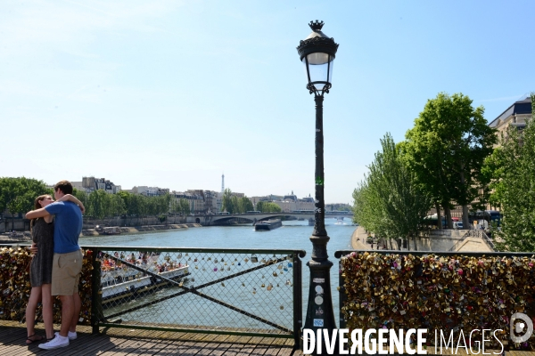 Paris Bridges Prisoner of The Love locks. Les Ponts de Paris prisonnier des cadenas d amour.