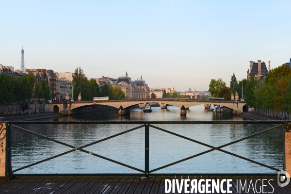 Paris Bridges Prisoner of The Love locks. Les Ponts de Paris prisonnier des cadenas d amour.