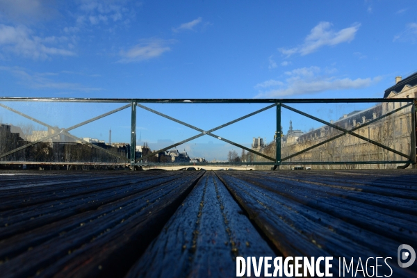 Paris Bridges Prisoner of The Love locks. Les Ponts de Paris prisonnier des cadenas d amour.