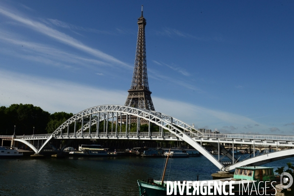 Paris Bridges Prisoner of The Love locks. Les Ponts de Paris prisonnier des cadenas d amour.