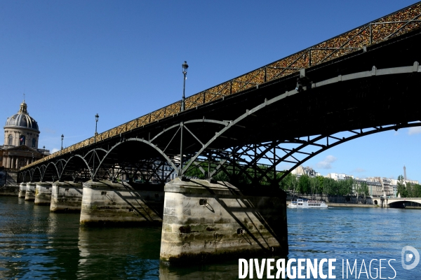 Paris Bridges Prisoner of The Love locks. Les Ponts de Paris prisonnier des cadenas d amour.