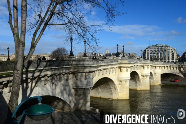 Paris Bridges Prisoner of The Love locks. Les Ponts de Paris prisonnier des cadenas d amour.