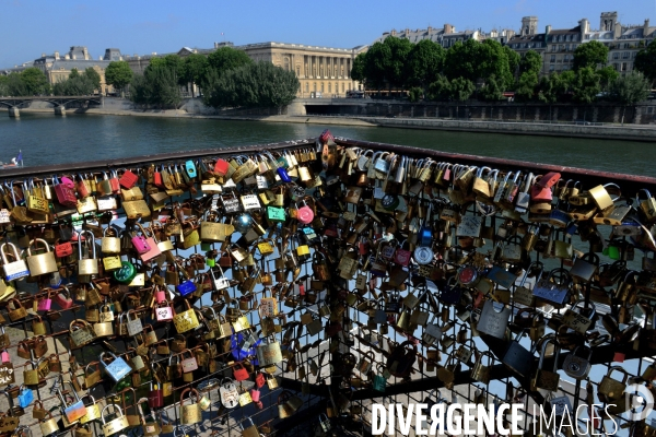 Paris Bridges Prisoner of The Love locks. Les Ponts de Paris prisonnier des cadenas d amour.