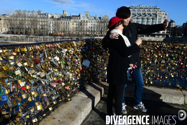 Paris Bridges Prisoner of The Love locks. Les Ponts de Paris prisonnier des cadenas d amour.