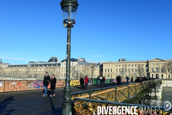 Paris Bridges Prisoner of The Love locks. Les Ponts de Paris prisonnier des cadenas d amour.