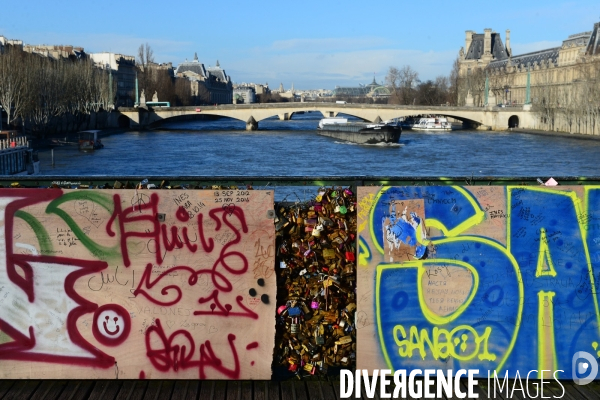 Paris Bridges Prisoner of The Love locks. Les Ponts de Paris prisonnier des cadenas d amour.