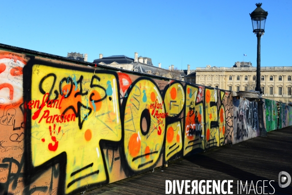 Paris Bridges Prisoner of The Love locks. Les Ponts de Paris prisonnier des cadenas d amour.