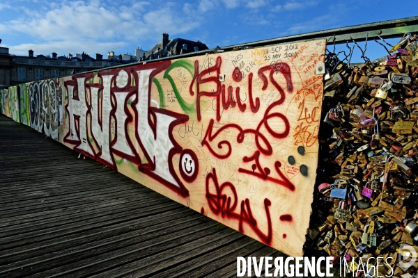 Paris Bridges Prisoner of The Love locks. Les Ponts de Paris prisonnier des cadenas d amour.