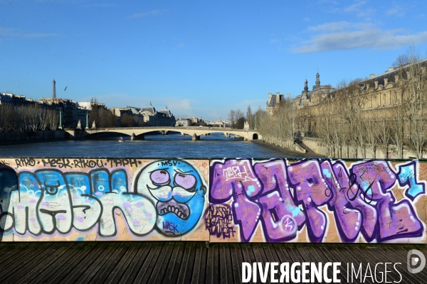 Paris Bridges Prisoner of The Love locks. Les Ponts de Paris prisonnier des cadenas d amour.