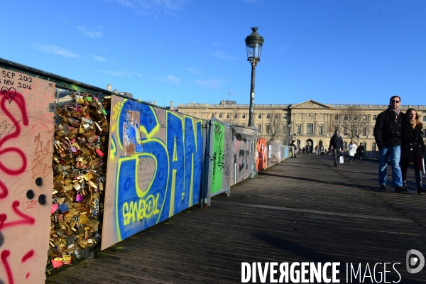 Paris Bridges Prisoner of The Love locks. Les Ponts de Paris prisonnier des cadenas d amour.