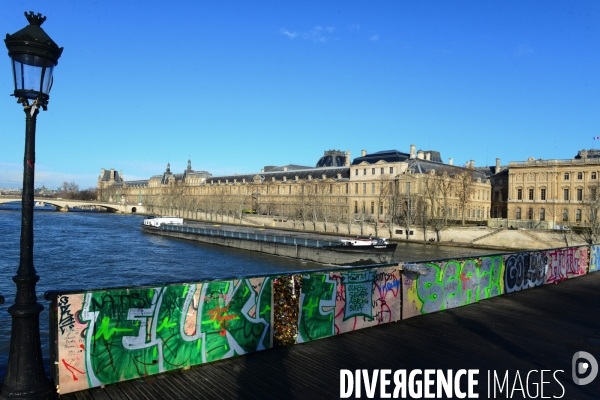 Paris Bridges Prisoner of The Love locks. Les Ponts de Paris prisonnier des cadenas d amour.