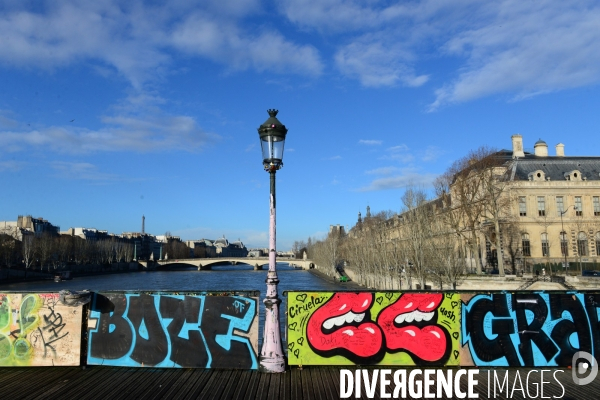 Paris Bridges Prisoner of The Love locks. Les Ponts de Paris prisonnier des cadenas d amour.