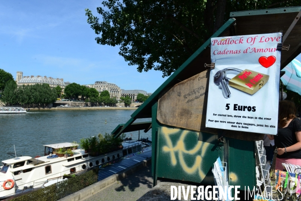 Paris Bridges Prisoner of The Love locks. Les Ponts de Paris prisonnier des cadenas d amour.