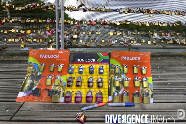 Paris Bridges Prisoner of The Love locks. Les Ponts de Paris prisonnier des cadenas d amour.