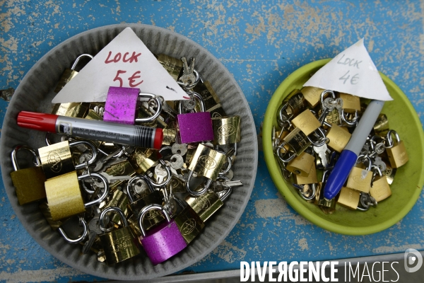 Paris Bridges Prisoner of The Love locks. Les Ponts de Paris prisonnier des cadenas d amour.