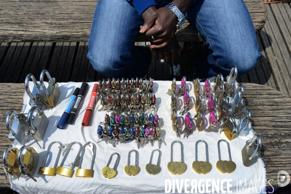 Paris Bridges Prisoner of The Love locks. Les Ponts de Paris prisonnier des cadenas d amour.