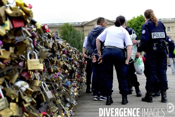 Paris Bridges Prisoner of The Love locks. Les Ponts de Paris prisonnier des cadenas d amour.